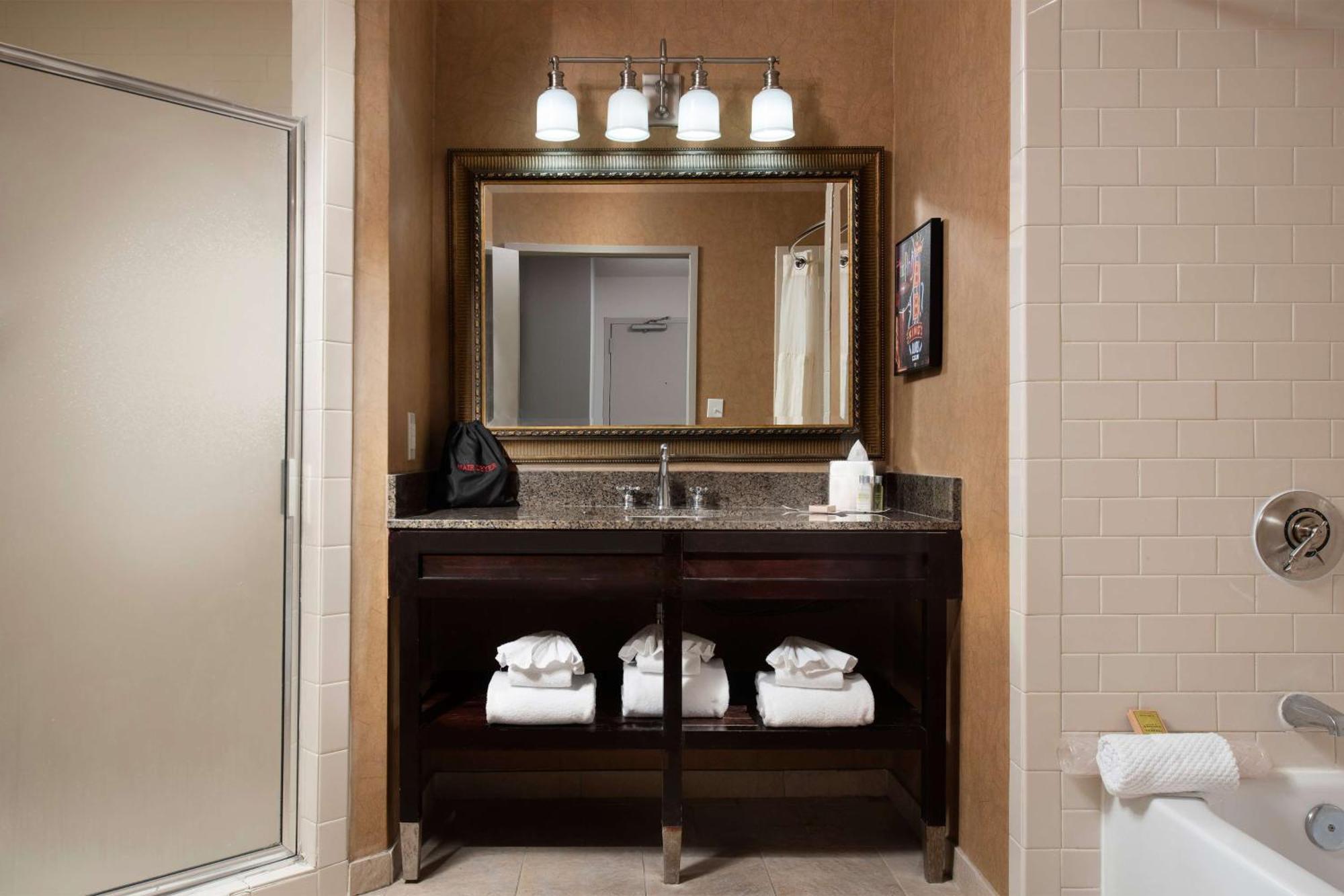 Готель Doubletree By Hilton Memphis Downtown Екстер'єр фото